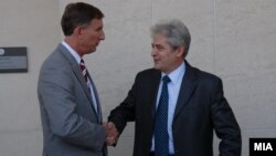 Kryetari i BDI-së, Ali Ahmeti, dhe ambasadori amerikan në Shkup, Paul Wohlers.