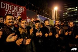 Protesti zbog hapšenja urednika "Cumhuriyet"-a, u Istanbulu 1. novembra 2016.