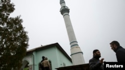 Tătari din Crimeea după o rugăciune la moscheea din Bakchisarai, lîngă Simferopol, la 7 martie