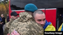 Яке аз сарбозони нерӯҳои мусаллаҳи Русия, ки рӯзи 23-уми октябр ба назди ҳамсафонаш баргашт.