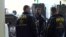 Служители на американската служба "Сикрет сървиз" по време на претърсването в университетската печатница