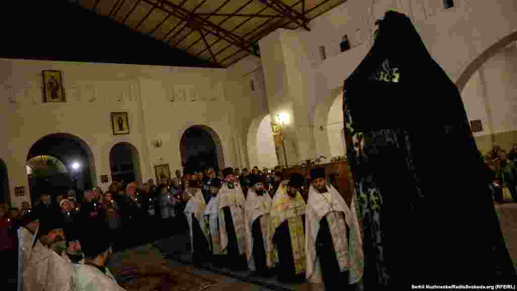 Ukraine -- Honoring Chornobyl liquidators in Kyiv near Chernobyl church, 26Apr2016