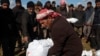 Gyászolók temetik családtagjaikat a földrengés után a szíriai Aleppó tartomány Dzsindiresz városának temetőjében 2023. február 7-én