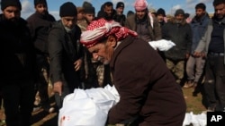 Gyászolók temetik családtagjaikat a földrengés után a szíriai Aleppó tartomány Dzsindiresz városának temetőjében 2023. február 7-én