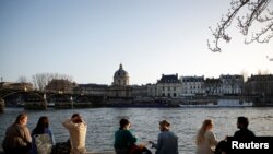 Pe malul Senei, la Paris, într-un februarie deosebit de cald.