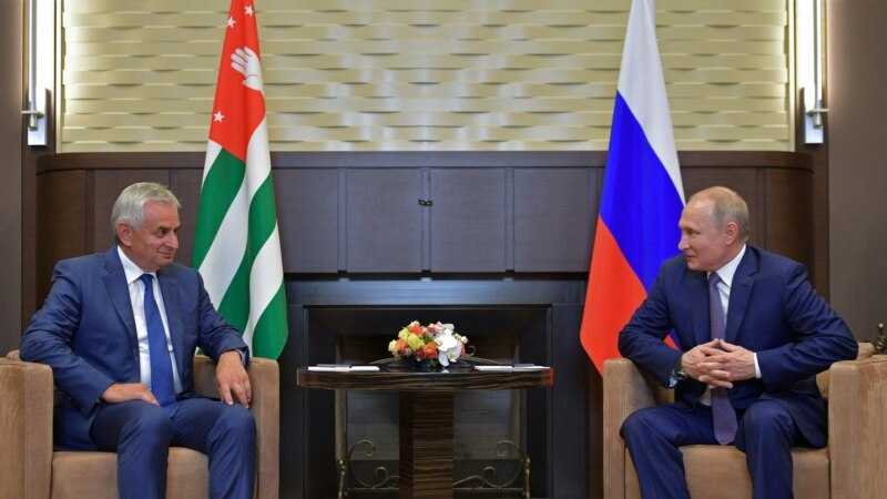 Абхазская неделя: демарши, дебаты и девятая встреча Хаджимба с Путиным