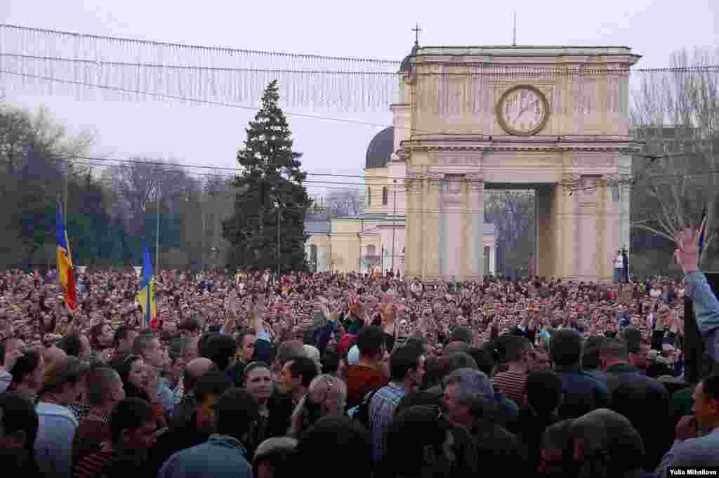 Moldova - Protests cum riots in Chisinau on April 7 