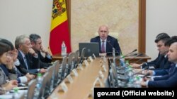 Premierul Pavel Filip, conducând o ședință a guvernului