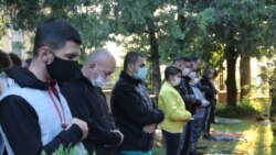 Vernici na molitvi ispred džamije u Soplju, 24 maj 2020.