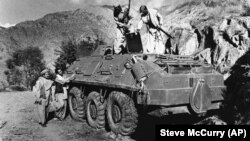 عکس: تعدادی از مجاهدین افغان که تانک مربوط به رژیم تحت حمایت شوروی سابق را تخریب کرده اند. 