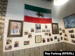 Bidžan Bahordari je ponosan na ovaj zid u svom kafiću, s fotografijama poznatih gostiju i pokojnog iranskog kraljevskog para.