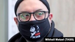 Russian theater and film director Kirill Serebrennikov arrives at for a court hearing in Moscow on June 1. 
