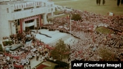 Manifestația mamut de la inaugurarea Palatului Pionierilor/București, o instituție cheie pentru propagarea doctrinei comuniste în rândul copiilor. Europa Liberă a cerut managementului actual permisiunea de filmare acum. Refuzul a fost motivat prin eventuale prejudicii de imagine.