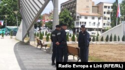 Policia e Kosovës në urën mbi Ibër, Mitrovicë