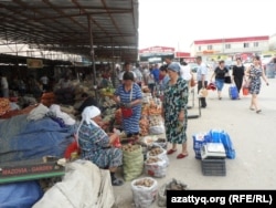 Торговля овощами на рынке в Шымкенте. 6 мая 2014 года.