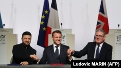 از راست: کی‌یر استارمر، امانوئل مکرون و ولدویمیر زلنسکی؛ پاریس، ۱۶ دی‌ماه