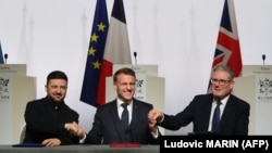 Владимир Зеленский, Эммануэл Макрон жана Кир Стармер. Париж, 2026-жылдын 6-январы.