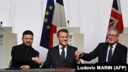 Украинскиот претседател Володимир Зеленски, францускиот претседател Емануел Макрон и британскиот премиер Кир Стармер на состанок во Париз, 6 јануари 2026 година.