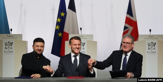 Момент підписання Декларації про наміри щодо розгортання багатонаціональних сил. Підписанти: Зеленський, Макрон і Стармер. Париж, Франція. 6 січня 2026 року