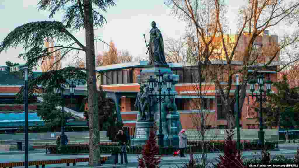 Другая достопримечательность, которая видна с улицы Ленина, ‒ памятник Екатерине II. Монумент расположен в Екатерининском парке