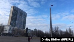 Флаг России в центре Донецка появился год назад