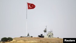 Турецкий флаг на границе Турции и Сирии в провинции Килис. Иллюстративное фото. 