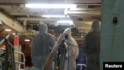 Policija sa zaštitnom opremom na brodu Ruby Princess, Novi Južni Wales, Australija, 8. april 2020.