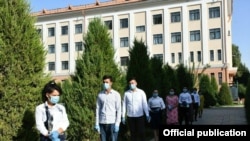 Черга з абітурієнтів у масках в Узбекистані