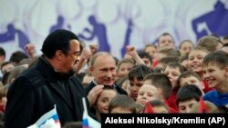 Steven Seagal Vlagyimir Putyinnal egy moszkvai sportközpontban 2013. március 13-án