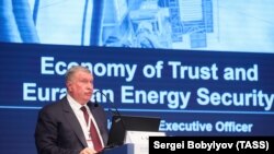 Исполнительный директор компании «Роснефть» Игорь Сечин выступает на Евразийском экономическом форуме в Италии. Верона, 25 октября 2018 года.