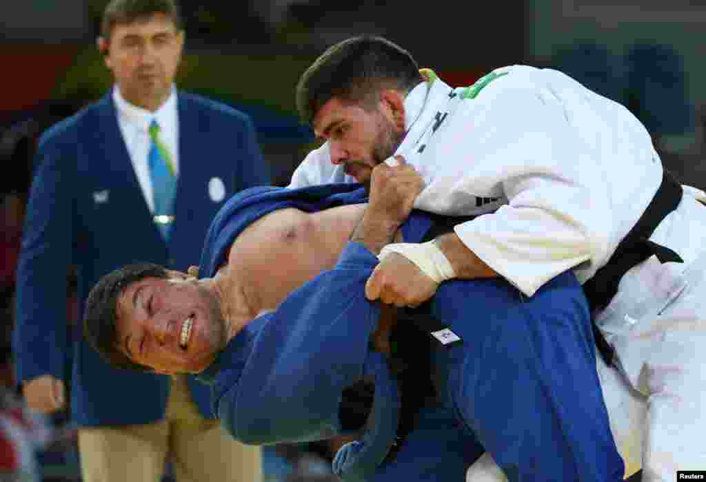 Cyrille Maret of France and Beka Gviniashvili of Georgia compete in the men&#39;s 100-kilogram judo event.