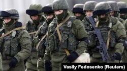 Предположительно, российские солдаты у украинской военной базы в Крыму, 2014 г.
