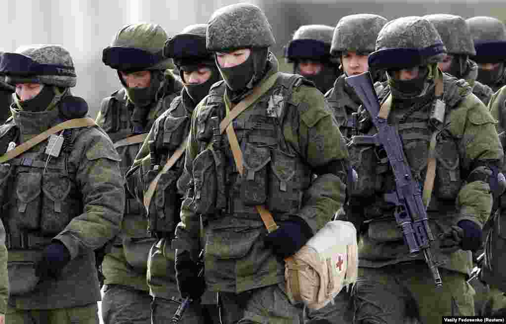 5 марта 2014 года. Российские военные без опознавательных знаков (так называемые "зеленые человечки") в селе Перевальное.