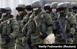 Вайскоўцы без апазнавальных знакаў падчас апэрацыі супраць украінскай вайсковай базы каля Сымфэропаля, сакавік 2014
