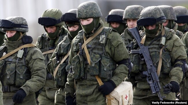 Российские военнослужащие в поселке Перевальное под Симферополем, март 2014 года