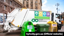 У Києві за три святкові дні з нагоди Нового 2022 року вивезли близько 32 тисяч кубометрів відходів, що на 15% більше, ніж у звичайні дні, повідомила пресслужба КМДА з посиланням на комунальників