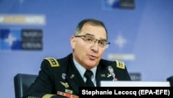 Генерал Кертис Скарроттти, командующий Верховным главнокомандованием силами НАТО в Европе, проводит пресс-конференцию