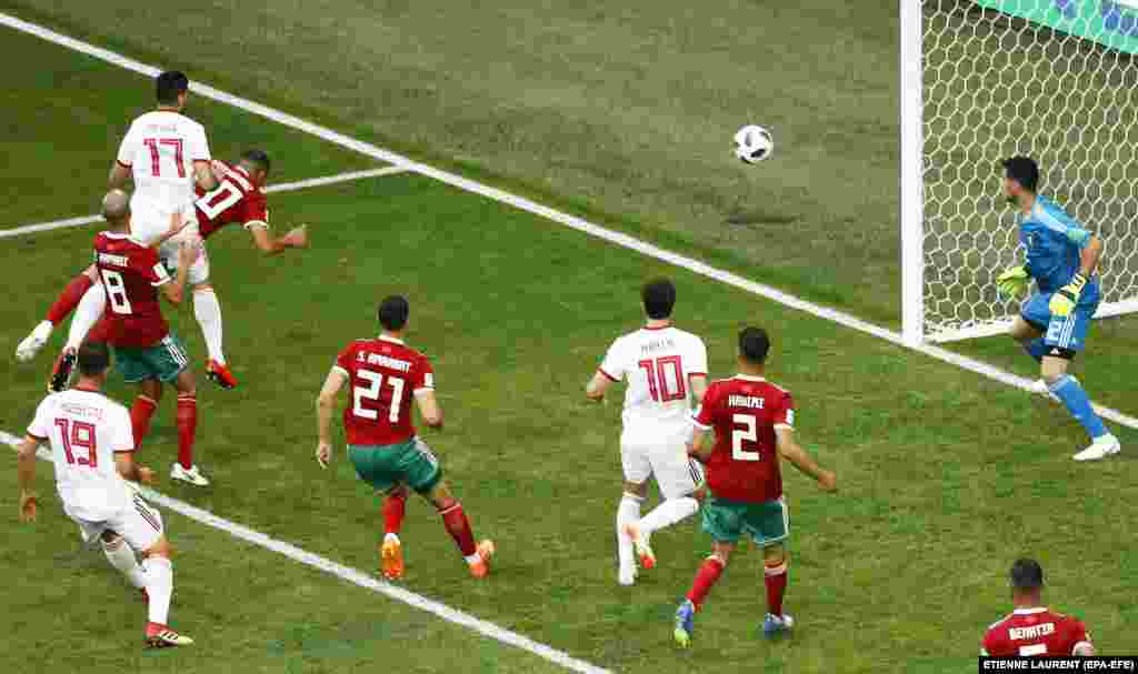 لحظه گل به خودی تیم مراکش که منجر به پیروزی ایران شد.