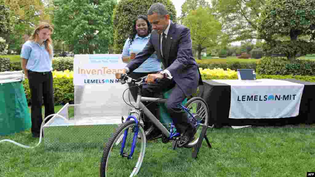 SAD - Predsjednik Obama posjetio je postavku posebnog naučnog projekta koji se održava u vrtu Bijele kuće, Washington, 22. april 2013. Foto: AFP / Adek Berry 