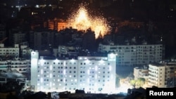 Plamen u južnim predgrađima Bejruta posle izraelskog napada, 13. mart 2026.