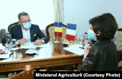 Fostul ministru al Agriculturii, Adrian Oros, și ambasadoarea Franței în România, în 2020.