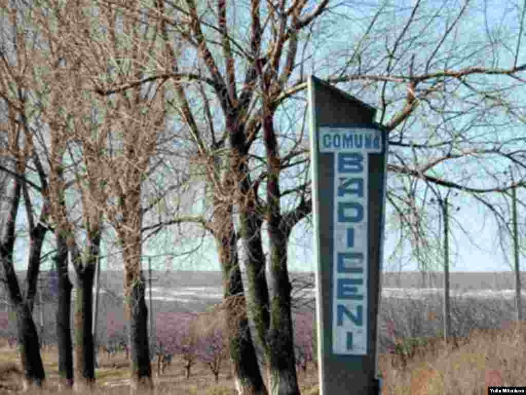 Moldova - intrarea in satul Badiceni, Feb2009