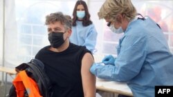 Egy férfit oltanak be a Moderna koronavírus elleni vakcinájával Horvátországban 2021. január 13-án.
