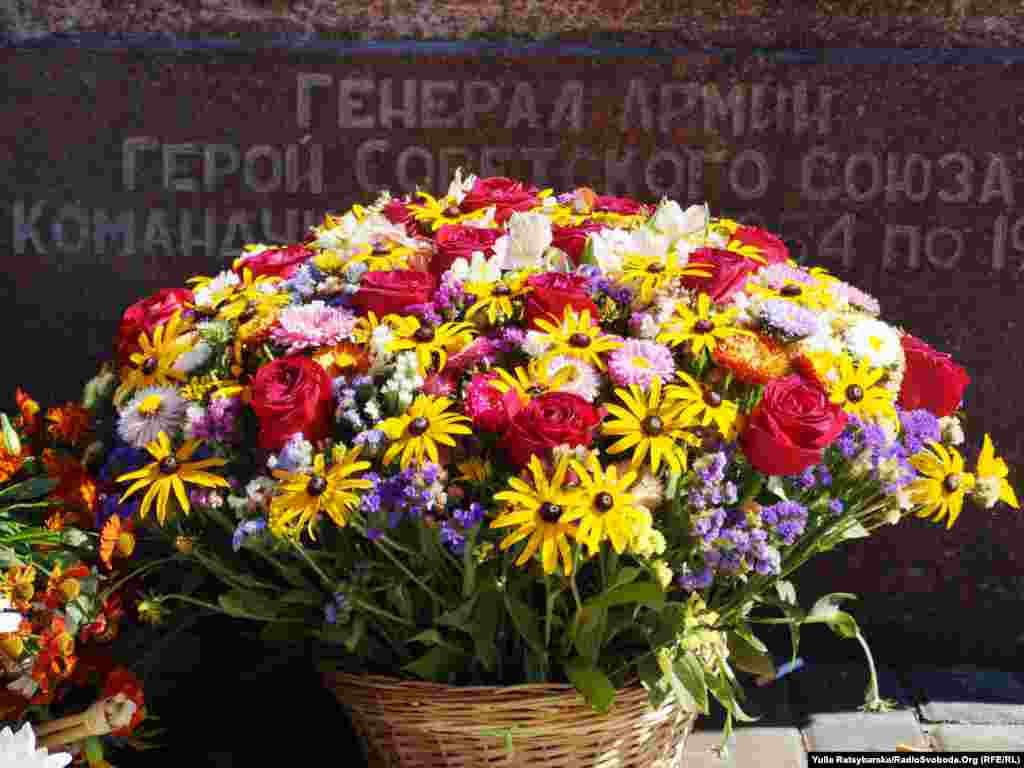 Молодь і ветерани поклали квіти до пам&rsquo;ятника Василеві Маргелову, уродженцеві Дніпропетровська, який у 50-70-ті роки був командувачем повітряно-десантних військ СРСР. &laquo;ВДВ&raquo; у радянські часи жартівливо &laquo;розшифровували&raquo; як &laquo;Війська дяді Васі&raquo;. &laquo;Дядею Васею&raquo; або &laquo;Батею&raquo; десантники і досі називають Василя Маргелова