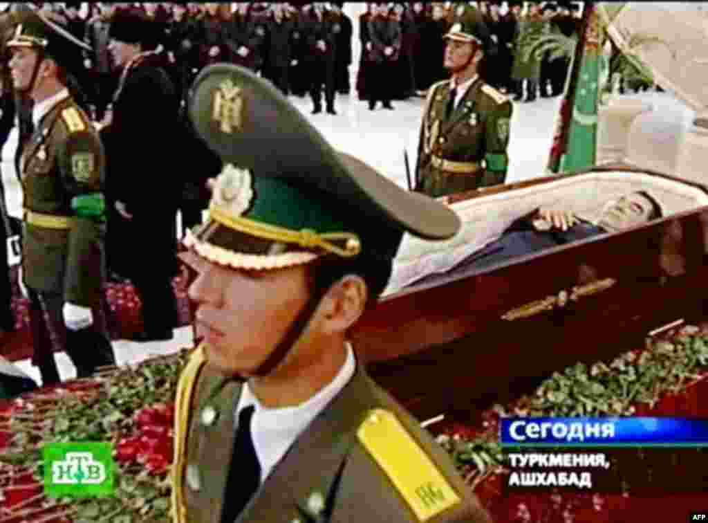 An honor guard stands by Niyazov's coffin in Ashgabat as mourners file past (AFP) - "The farewell ceremony was broadcast live," Drabok said. "It began at 9:00 a.m. State officials paid their last tribute [to Niyazov] first, followed by armed forces representatives, relatives, and then common people."