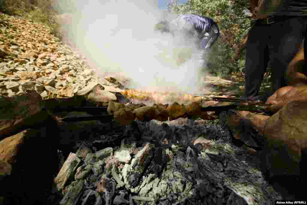 Közdə kabablar hazır olmaq ərəfəsində.