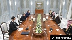Ўзбекистон президенти Ш. Мирзиёевнинг Саудия Арабистони делегацияси билан учрашуви, Тошкент, 2021 йил 25 январи (president.uz сайти фотосурати)