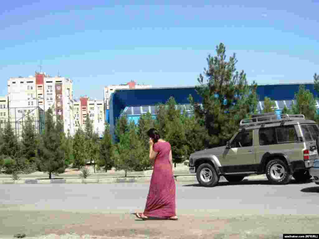 Mobil telefonynda gürleşip barýan gyz