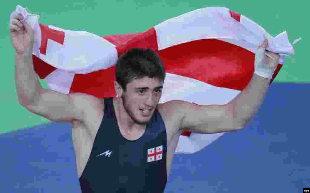 ამავე წონით კატეგორიაში მესამე ადგილზე გავიდა 22 წლის ქართველი ფალავანი შმაგი ბოლქვაძე.