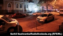 Вибух у центрі Києва на вулиці Пушкінській стався близько 23:00. Внаслідок цього дві людини загинули, одна – поранена